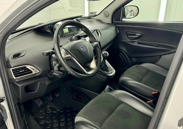 Lancia Ypsilon cena 35900 przebieg: 41162, rok produkcji 2016 z Andrychów małe 254